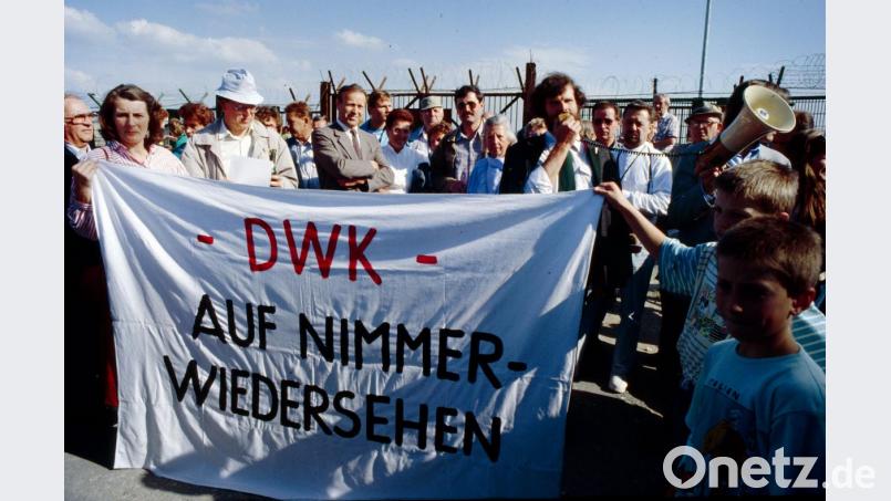Landrat Hans Schuierer (SPD/Mitte) mit Demonstranten vor dem Bauzaun der WAA in Wackersdorf. Bild: Gerhard Götz