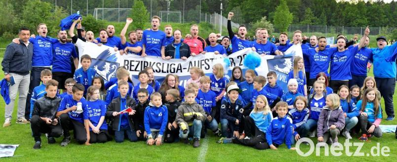 Mit einem knappen 1:0 (1:0) Sieg gegen den SC Ettmannsdorf II steigt der FV Vilseck unter dem scheidenden Trainer Hakan Boztepe vor 597 Zuschauern im Raigeringer Pandurenpark wieder in die Bezirksliga auf. Das &quot;goldene&quot; Tor erzielte Kapitän Stefan Liermann in der 44. Spielminute. Bild: Hubert Ziegler