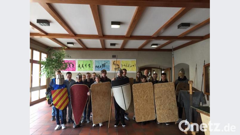 Nachdem alle mit Waffen und Rüstungen ausgestattet sind, übt Stefan Horvath die Aufstellung eines Schildwalls. Bild: jzk