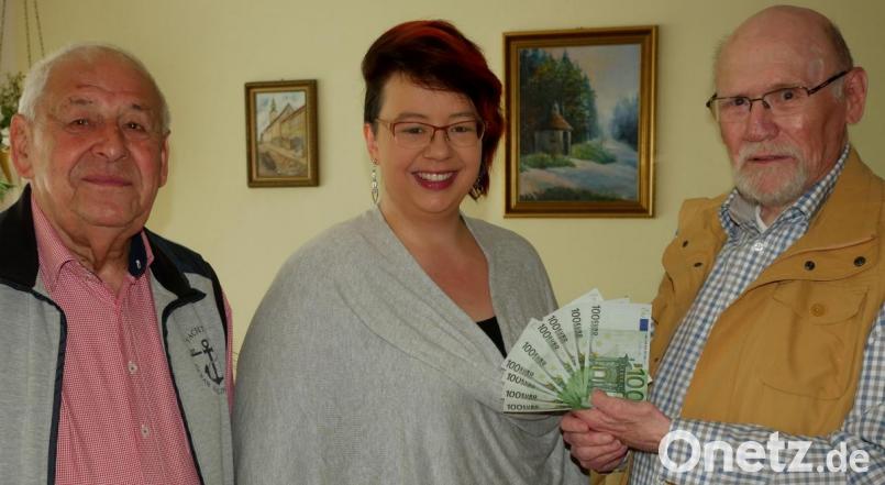 Friedrich Scharnagl (rechts) spendete 1000 Euro für den an Leukämie erkrankten Hugo Walbrunn. Mit im Bild die Mutter Sabrina Walbrunn und Hugos Urgroßvaqter Alfred Kuge, der im gleichen Haus wie Friedrich Scharnagl wohnt. Bild: tr