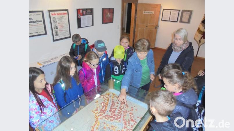 Beim Museumsbesuch mit Grete Reger vom Museumsarbeitskreis dürfen die Kinder auch Fragen stellen. Bild: tu
