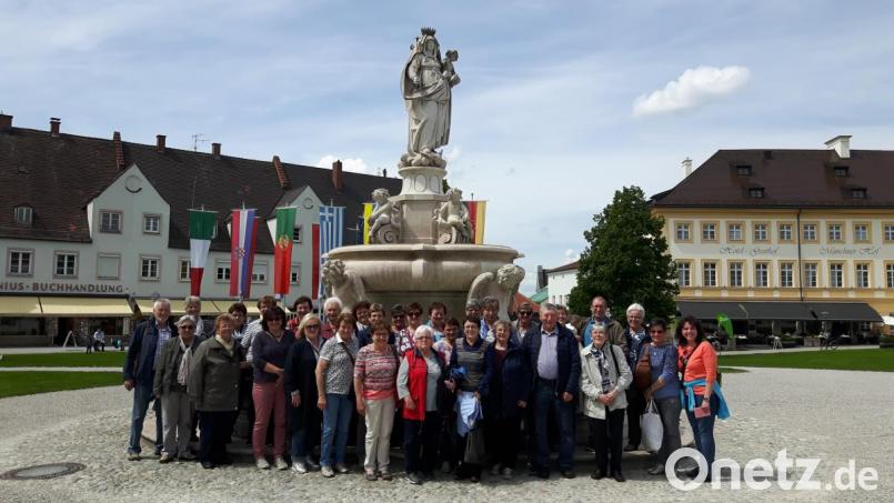 Die Reisegruppe versammelte sich zum Erinnerungsbild auf dem Kapellplatz in Altötting. Bild: flt