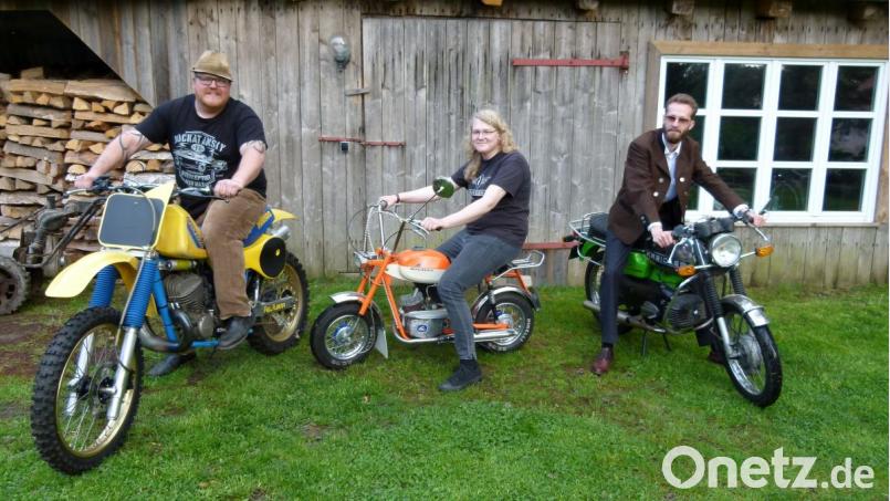 Der Vorsitzende der Kreidler- und Mopedfreunde, Daniel Retzer, Marie Meierhöfer und Stellvertreter Sebastian Barthel (von links) freuen sich auf viele Gäste. Bild: w