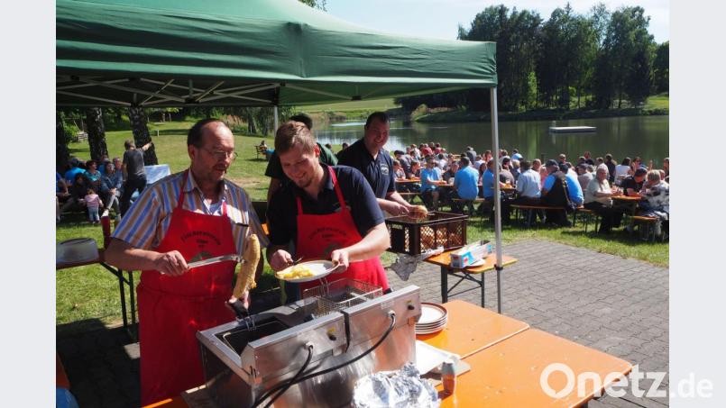 Die Mitglieder des Fischereivereins bereiten sich mit leckeren Speisen bestens auf die Besucher vor. Bild: gz