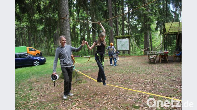Balancieren auf der Slackline, die Jürgen Wilka aus Falkenberg betreute. Bild: wro