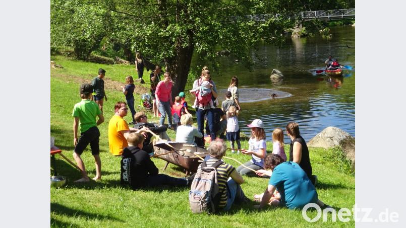 Viel geboten ist beim Spielplatzfest der Gemeinschaft St. Georg, dem Unterstützungsverein der Pfadfinder. Rund um die Naab geht es auf dem Areal bei bestem Vatertagswetter rund. Bild: wrm