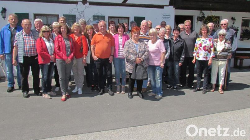 Die Mitglieder des VdK-Ortsverbandes Pressath/Schwarzenbach stellen sich vor der Glashütte zum Erinnerungsfoto aus. Bild: is