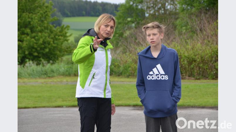Heike Drechsler gibt den Schülern für den nächsten Weitsprungversuch Tipps. Bild: dob