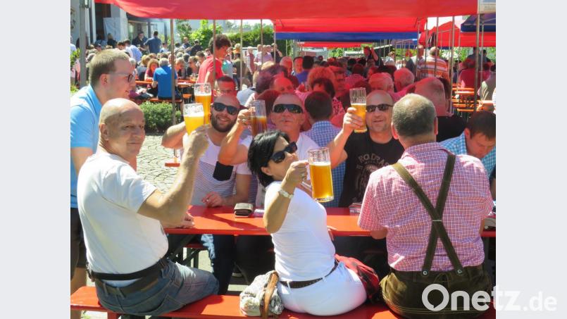 Tolle Stimmung bei herrlichem Sonnenschein beim 10. Bierfest der Freiwlligen Feuwerwehr. Bild: adj