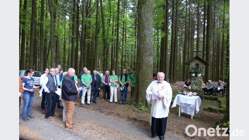 Nahe dem Bildstock (im Hintergrund), am Ort der ehemaligen Binhack-Kapelle, feierte Diakon Alfons Eiber die Maiandacht. Bild: mmj
