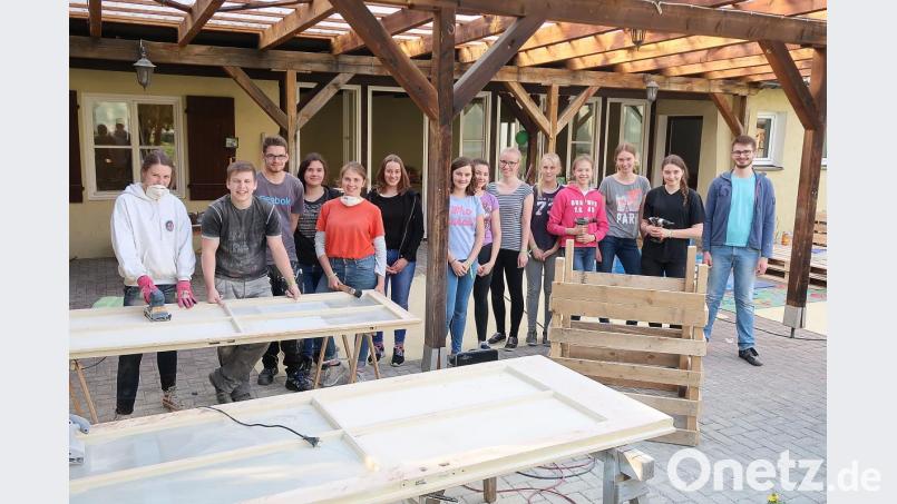 Einer Großbaustelle glich das Friedenfelser Jugendheim in den letzten Tagen. Die Friedenfelser Ministranten (Bild) opfern 72 Stunden ihrer Freizeit und beteiligten sich an der bundesweiten Sozialaktion der Deutschen Katholischen Jugend und verpassten der beleibten Begegnungsstätte ein neues Outfit mit frischen neuen Farben und Materialien. Bild: bsc