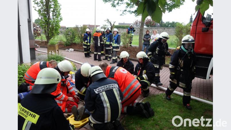 Intensiv kümmern sich die Einsatzkräfte um die fiktiv Geretteten unter den interessierten Blicken der Feuerwehrleitung auf Landkreisebene. Bild: fjo