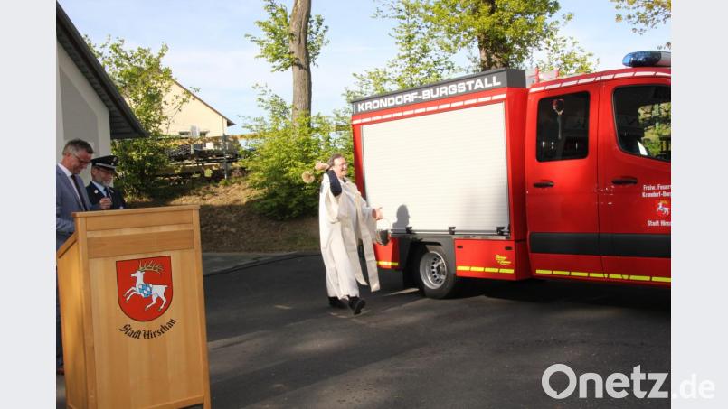 Pfarrvikar Christian Breitschaft spendete dem Tragkraftspritzenfahrzeug den kirchlichen Segen und übergab es damit offiziell seiner Bestimmung. Das Fahrzeug diene nicht nur dem Schutz der Bürger, sondern auch der Sicherheit der Wehr, betonten Bürgermeister Hermann Falk und Kommandant Helmut Götz (links am Rednerpult). Bild: ads