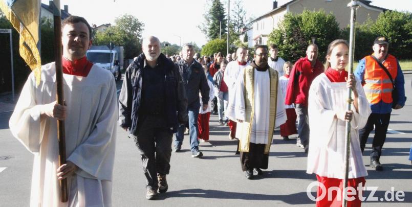 Wallfahrtsdirektor Pater Joseph (Mitte) begleitete den Pilgerzug aus Bodenwöhr zum Kreuzberg. Rechts Pilgerleiter Franz Singerer, links Pfarrer Johann Trescher. Bild: Hirsch