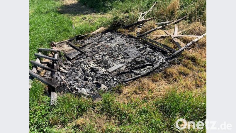 Vom Hochsitz in der Luitpoldhöhe ist nur noch Staub und Asche übrig. Bild: piam