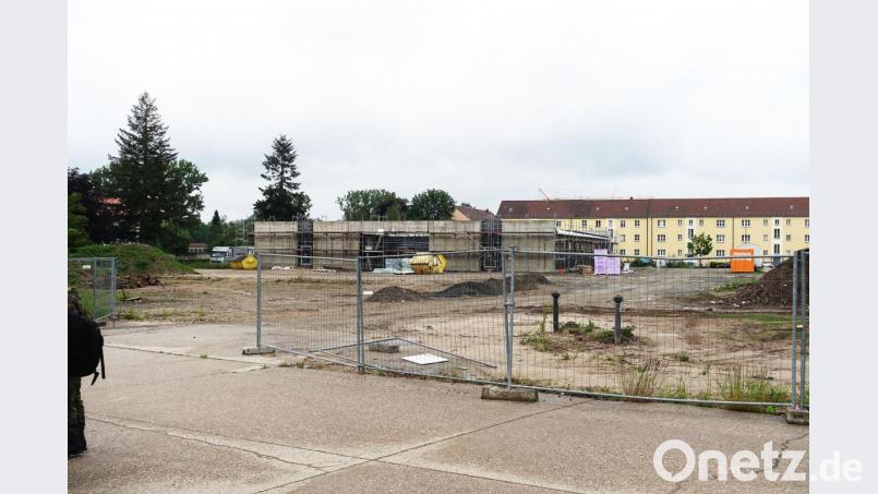 Das ist der Blick über den Bauzaun auf das neue Sanitätsversorgungszentrum. Bild: Wieder