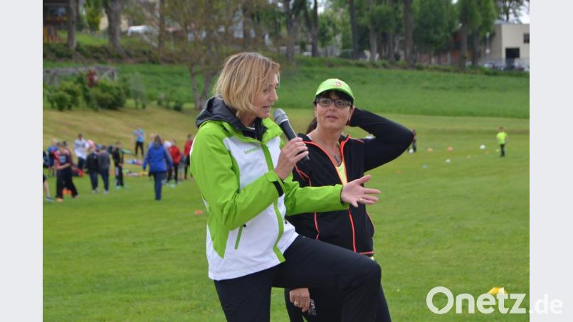 &quot;Lauf dich fit&quot; hieß es beim Barmer-Aktionstag an den Pleysteiner Zottbachtalschulen. Fachlehrerin Jutta Reinisch (rechts) ist von der Barmer-Gesundheitsbotschafterin begeistert. Bild: dob