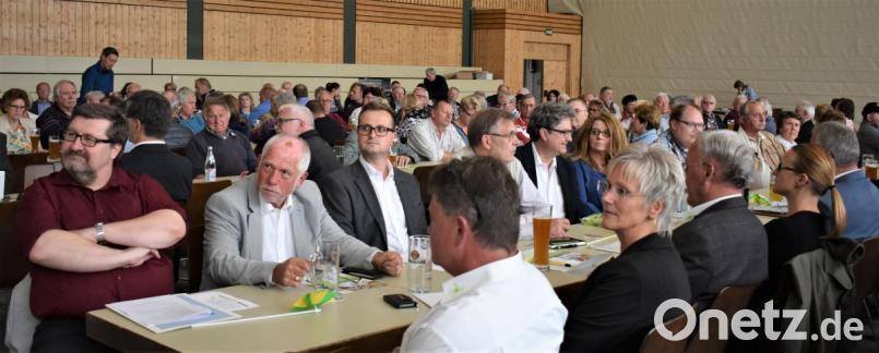 Die Mitglieder der Bürgerenergiegenossenschaft West verfolgen die Berichte bei der zehnten Generalversammlung in der Stadthalle Grafenwöhr. Bild: rgr
