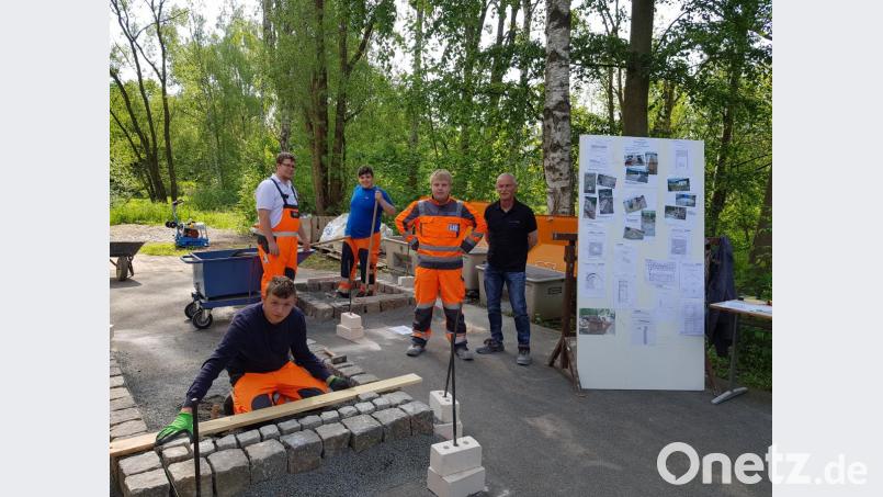 Tiefbau-Azubis des St.-Michaels-Werks in Grafenwöhr zeigen ihr Können bei Pflasterarbeiten. Bild: exb