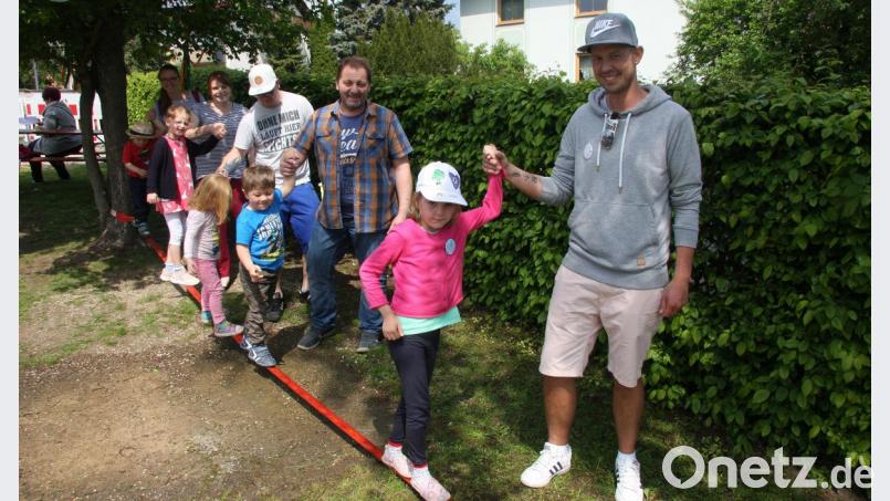 Bei der Kindergarten-Olympiade war auch die Unterstützung der Mamis und Papis gefragt. Bild: wro