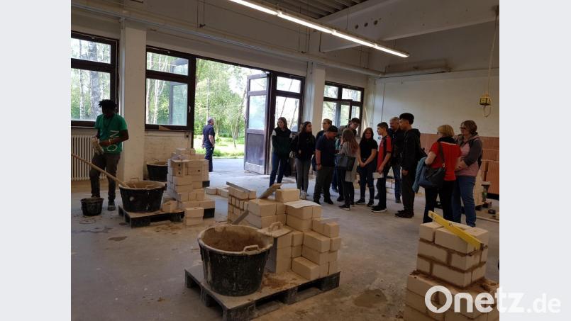 Die Besucher können auch den BVJ-Schülern beim Mauern über die Schulter schauen. Bild: exb