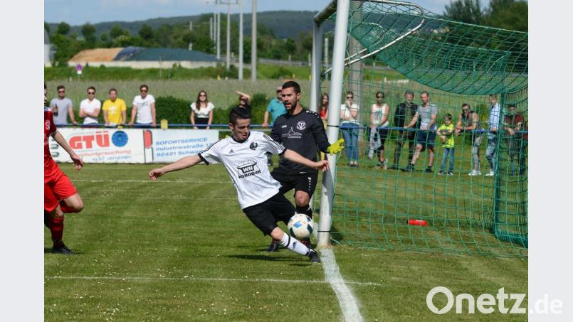 Torwart statt Libero: Nabburgs Patrick Greindl (hinten) sprang gegen den SV Alten- und Neuenschwand in die Bresche, nachdem Stammkeeper Patrick Frummet krank ausgefallen war. Bild: ham