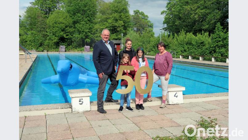50 Jahre Friedenfelser Freibad: Über den Start in die Jubiläumssaison freuen sich Lisa Rauh (rechts) und Katharina Fleischmann (Mitte) sowie Bürgermeister Gottfried Härtl (links). Der fünf Meter große Seehund „Robby“ (hinten) ist bereits der Freund von Alisa und Christina (vorne von links). Bild: bsc
