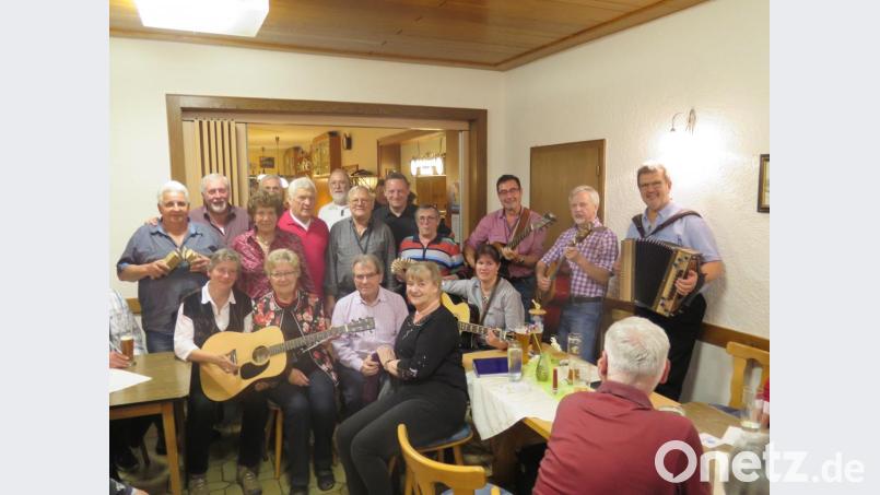 Weil es ihnen in Kemnath so gut gefällt, versprechen die Musikanten und Sänger Maria Storek (vorne sitzend) wieder zu kommen. Bild: jzk