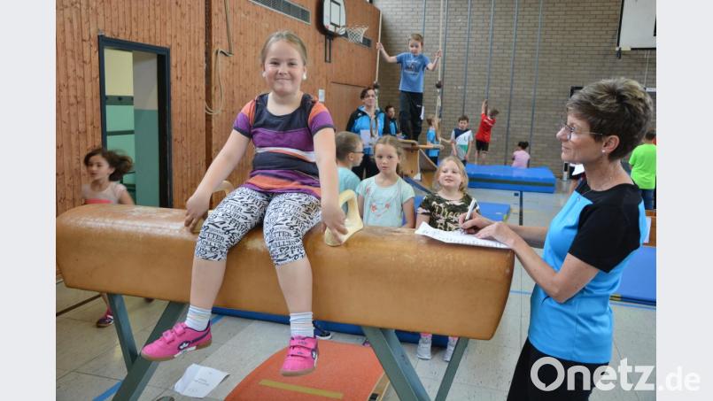 TSV-Vorsitzende Doris Reiß (rechts) überwachte an einer der Parcours-Stationen des Geschehen. Bild: jr
