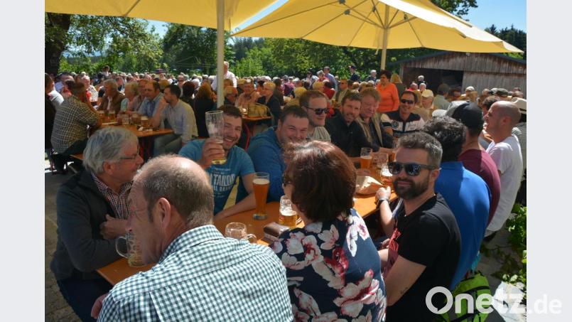 Männer nahezu unter sich, sie alle feierten Vatertag bei herrlichstem Sonnenwetter. Bild: jr