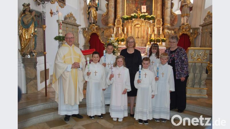 Pfarrer Herbert Rösl, Rektorin Ortrud Sperl und Mesnerin Renate Pflug zusammen mit den Kommunionkindern (von links) Tobias Dietl, Stefan Kiener, Franziska Straller, Daniel Folsom, Anna Luber und Wolfgang Uschold. Bild: exb