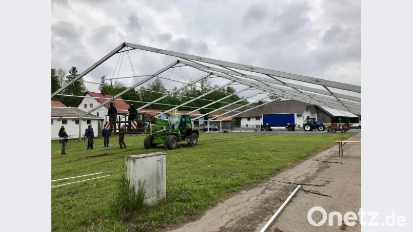Seit Tagen laufen die Vorbereitungen für das HCL-Geburtstagsfest in der Leugaser Dorfmitte. Bild: wro