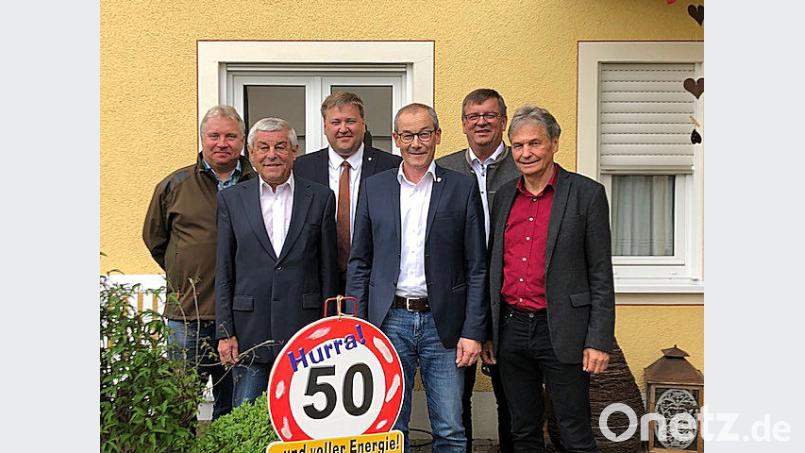 Eine gelungene Überraschung zum 50. Geburtstag für Erwin Geitner (Vierter von links) war der Besuch seiner Amtskollegen (von links) Markus Dollacker, Altbürgermeister Gotthard Färber, Stefan Braun und Peter Braun sowie von Riedens Zweitem Bürgermeister Josef Weinfurtner. Bild: bö