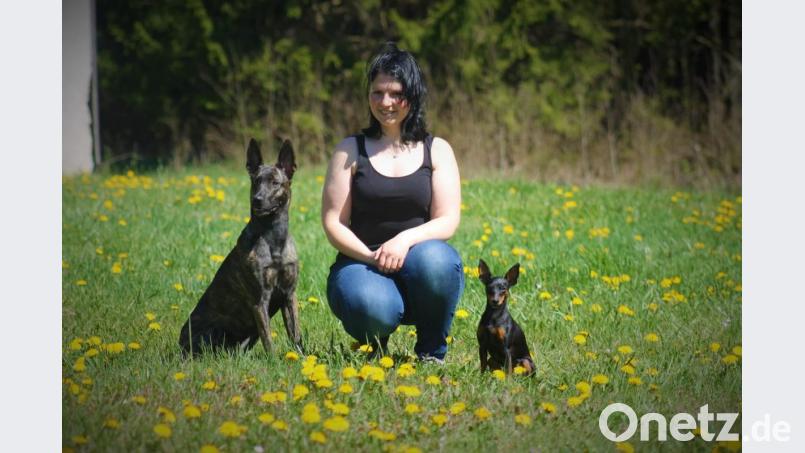 Mit ihren beiden Hündinnen „Ruby“ und „Lenie“ ist Hundetrainerin Daniela Simon viel draußen unterwegs. Bild: Beatrix Daiminger/exb