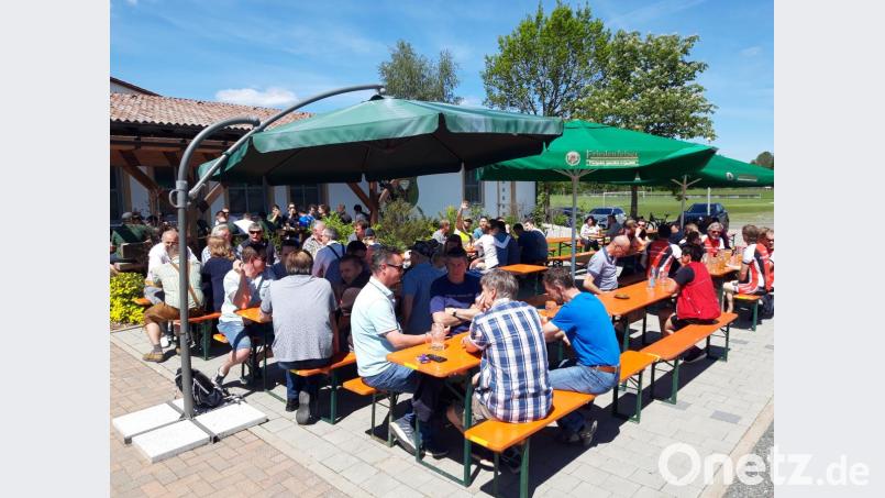 Bereits zum Weißwurstfrühschoppen finden sich etliche Rad- und Wandergruppen am Schützenhaus ein. Bild: rwo