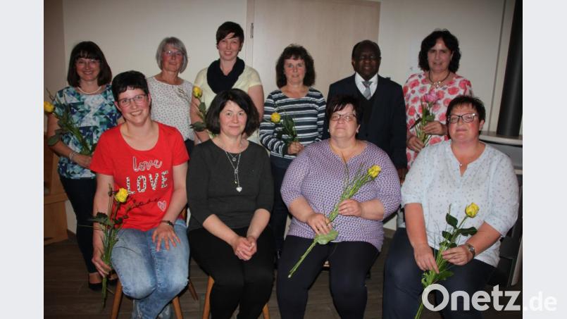 Das neue Vorstandsteam des Frauenbunds Großkonreuth: (sitzend von links) Kassiererin Andrea Scharnagl, Vorsitzende Christine Hecht, 2. Vorsitzende Cornelia Bauer und Schriftführerin Kerstin Kraus sowie (stehend von links) Hildegard Kraus, Erna Weis vom Bezirksverband, Martina Scharnagl, Christine Schmeller, Präses Charles Ifemeje und Elisabeth Schmeller. Bild: kro