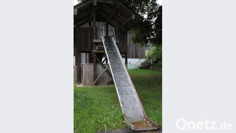Vier Meter lang ist die Rutsche auf dem Spielplatz in Rottendorf, die mittlerweile in die Jahre gekommen ist. Der Gemeinderat hat eine Erneuerung des Spielgeräts auf den Weg gebracht. Bild: frd
