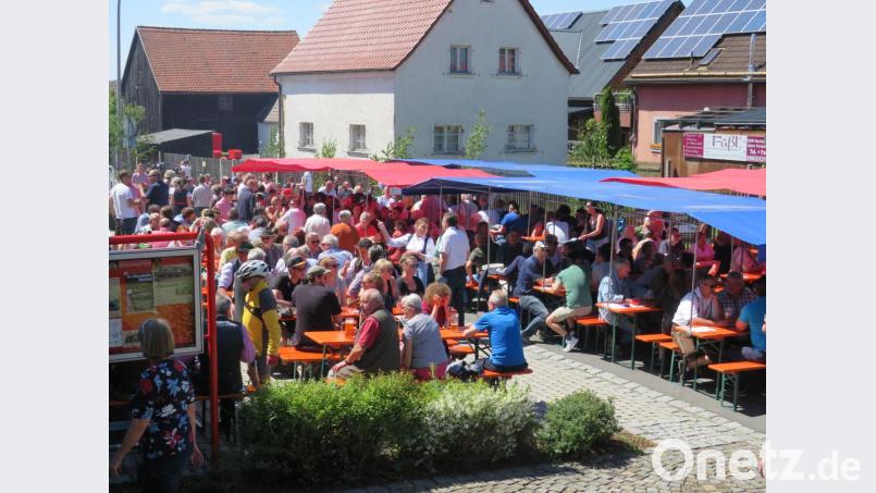 Bei herrlichem Sonnenschein feiert die Freiwillige Feuerwehr ihr 10. Bierfest. Bild: adj