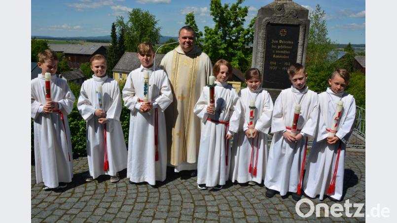 Die Erstkommunikanten der Pfarrei St. Leonhard mit Kaplan Dr. Matthias Nowotny. Bild: jr