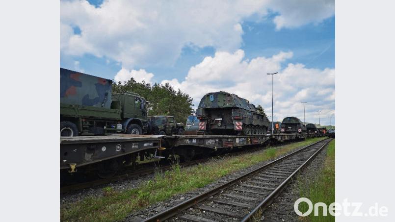 Die Haubitzen und Fahrzeuge der Weidener Artillerie warten im Bahnhof der US-Garnison Grafenwöhr auf die Fahrt nach Österreich. Bild: Rick Schnell/Bundeswehr