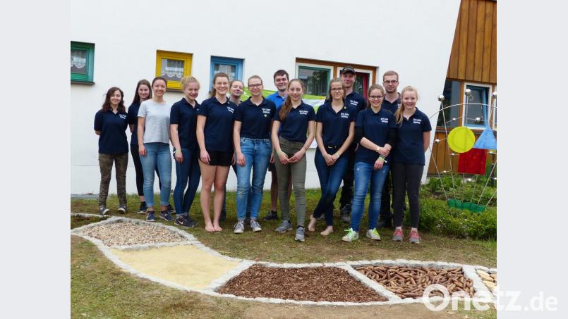 Stolz präsentierte die katholische Jugend ihren selbst errichteten Barfußpfad im Kindergarten. Bild: njn