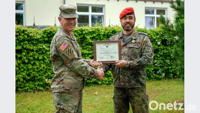 Oberst William Glaser (links) verleiht an Oberstleutnant Florian Rommel die „Army Comendation Medal“. Bild: mor