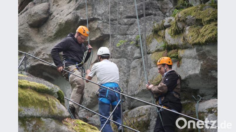 Steinwald-Allianz-Geschäftsführer Martin Schmid (links) hatte sein Büro verlassen, um sein Klettergeschick am Hackelstein auszuprobieren. Bild: wro