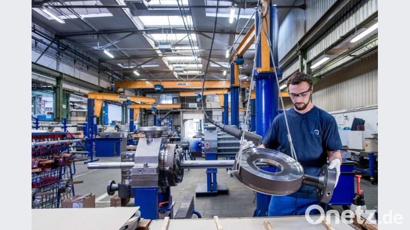 Ein Mitarbeiter von KSB fertigt eine Gliederpumpe. Bild: Robert Kwiatek/KSB