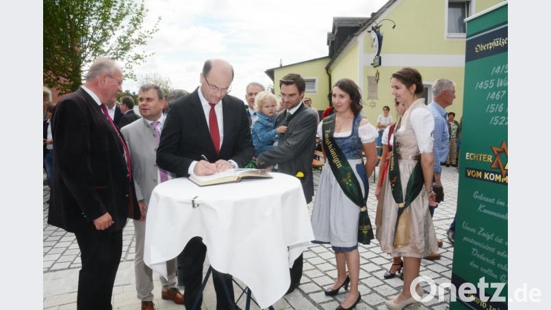 Eintrag ins Goldene Buch. Von links: Bezirkstagspräsident Franz Löffler, Bürgermeister Karlheinz Budnik, Minister Albert Füracker, Landtagsabgeordneter Stephan Oetzinger mit Sohn Franz, Zoiglkönigin Lena Müller und Zoiglprinzessin Julia Franz. Bild: Gabi Schönberger