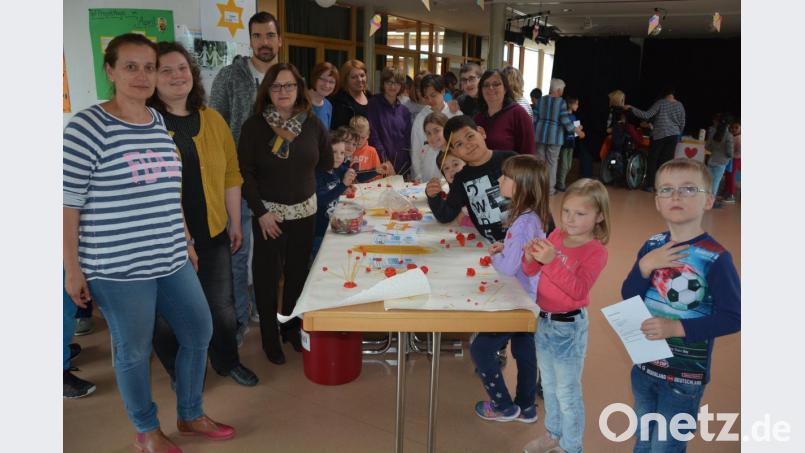 Die Verantwortlichen von sechs Bildungseinrichtungen, darunter Grundschulkonrektorin Gabriele Stock (links), Grundschulrektorin Renate Zuber (Vierte von links) und Tagesstättenleiterin Sandra Köstler (Sechste von links), freuten sich über die Experimentierfreude der Kinder. Bild: jr