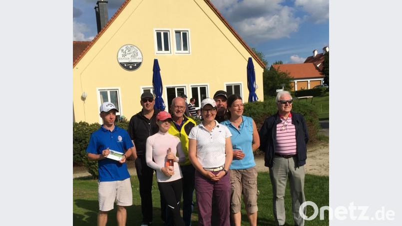Die erfolgreichsten Teilnehmer des Turniers – von links Jan-Marco Böckelmann, Dietmar Rausch, Christina Höfer, Peter Franz, Margit Werner, Andreas Kunz, Sandra Gretschel und Präsident Wolfgang Ries. Bild: exb