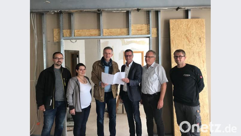Thomas Dotzler vom Stadtbauamt, Bauleiterin Karin Reisinger, Architekt Michael Dittmann, Bürgermeister Hermann Falk, Christian Piehler als künftiger Leiter des Bürgerbüros und ein Mitarbeiter der Firma Färber Elektrotechnik (von links) machen sich ein Bild vom Umbau. Bild: fg
