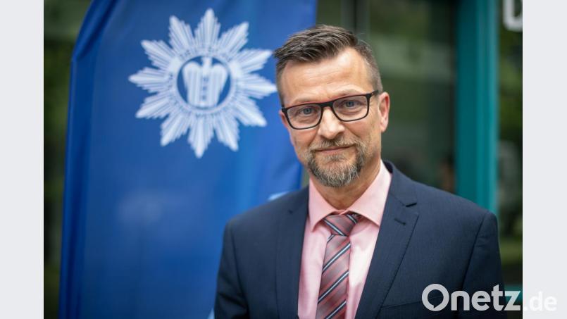 Stefan Pfeiffer, Leiter der Verkehrspolizei Feucht, steht vor einer Fahne mit dem Wappen der Deutschen Polizeigewerkschaft (DPolG). Der Autobahnpolizist Pfeiffer war durch ein Video bekannt geworden, auf dem er Gaffer nach einem tödlichen Unfall auf der Autobahn 6 aufgebracht gefragt hatte, ob sie die Leiche sehen wollten. Bild: Sina Schuldt/dpa