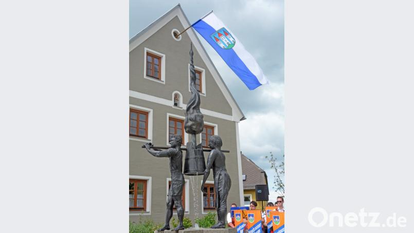 Zwei Bronzefiguren tragen bei der Neuhauser Zoiglskulptur den magischen Sud im Eimer. Bild: Gabi Schönberger